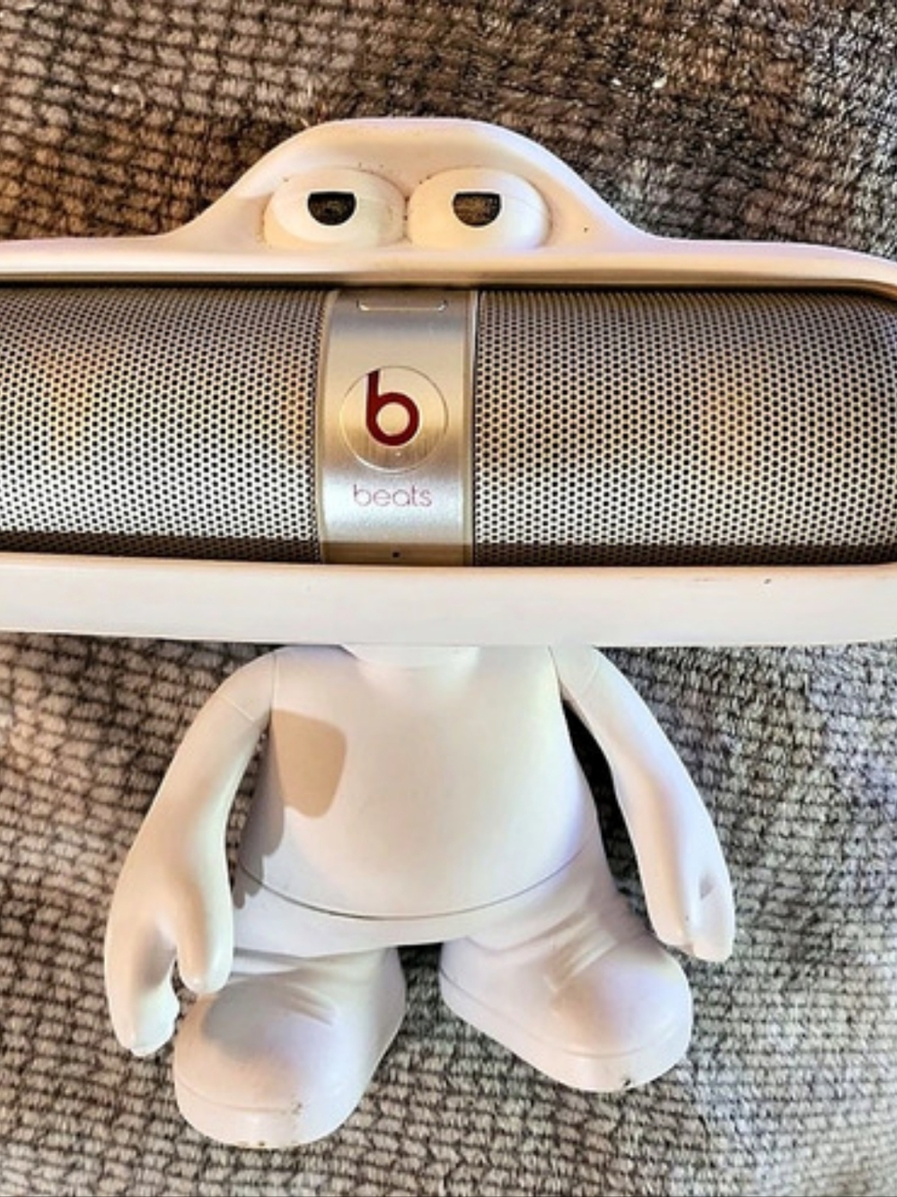 RARE SILVER Beats Pill Bluetooth Speaker In White Dude Stand